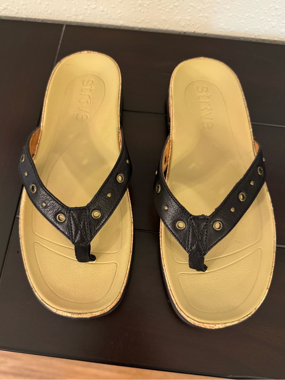 Strive Women's Black and Tan Comfort Flip Sandals Leather